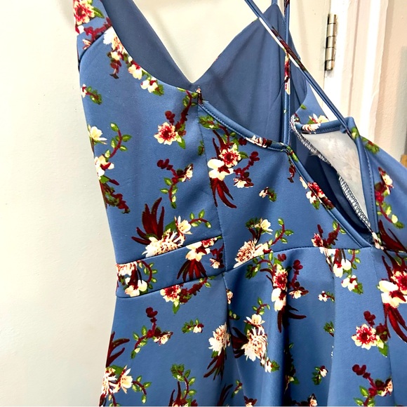 Blue crisscrossed back floral dress - Picture 4 of 5